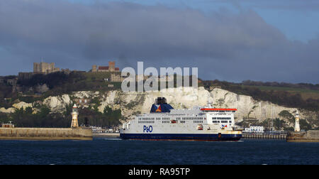 Il P&o Pride di Canterbury mentre lascia il porto di dover nel Kent. Foto Stock