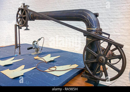 Modelli disegnati sul tessuto pronto per essere tagliato dal xx secolo panno industriale macchina da taglio in fabbrica tessile a MIAT / Industriemuseum, Gand, Belgio Foto Stock