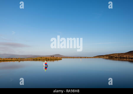 Modello di controllo remoto yachts barche su un lago in Brecon Beacons Galles Foto Stock