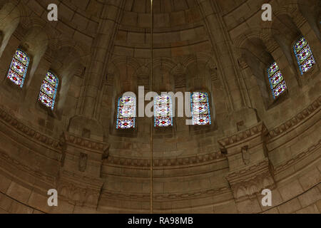 Cupola di granito della chiesa di Santa Luzia a Viana do Castelo, Minho, Portogallo settentrionale, vedendo semplici ma belle vetrate Foto Stock