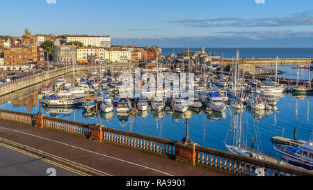 Il suggestivo e storico Royal Harbour di Ramsgate Kent, Regno Unito, piena di leaisure e barche da pesca di tutte le dimensioni e la facciata colorata del histo Foto Stock