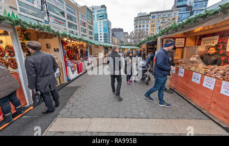 Gli acquirenti e i turisti ad esplorare l'Unione Piazza Mercato vacanze in Union Square di New York City. Foto Stock