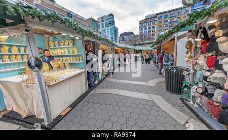 Gli acquirenti e i turisti ad esplorare l'Unione Piazza Mercato vacanze in Union Square di New York City. Foto Stock