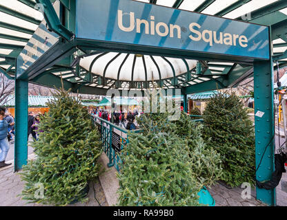 Gli acquirenti e i turisti ad esplorare l'Unione Piazza Mercato vacanze in Union Square di New York City. Foto Stock