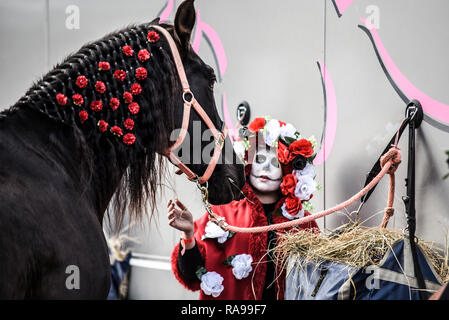 Cranio Zombie faccia rider di tutte le regine di Cavalli con cavallo a Londra il primo giorno del nuovo anno Parade, REGNO UNITO Foto Stock