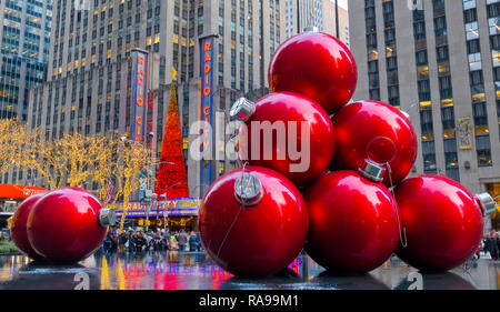 Rossa gigante Ornamenti natale vicino al Radio City Music Hall sulla 6th Avenue, New York City. Foto Stock