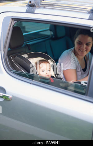 Madre con bambino sul retro sedile auto di auto moderna Foto Stock