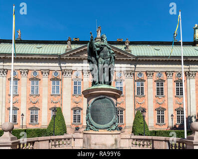 Statua di Gustavo Vasa Eriksson davanti la casa della Nobiltà (Riddarhuset), Gamla Stan, Stoccolma, Svezia Foto Stock