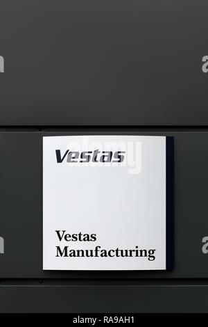 Randers, Danimarca - 13 Marzo 2016: il logo Vestas nella parte anteriore di un ufficio. Vestas Wind Systems è un produttore danese Foto Stock