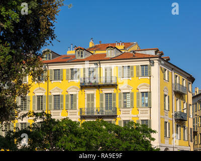 NIZZA, FRANCIA - 25 MAGGIO 2018: Vista esterna di un edificio di appartamenti dai colori vivaci Foto Stock