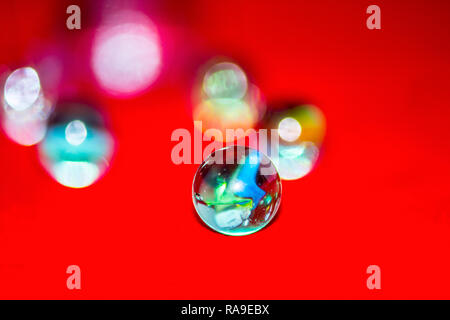 Bellissimo marmo blu su sfondo rosso Foto Stock