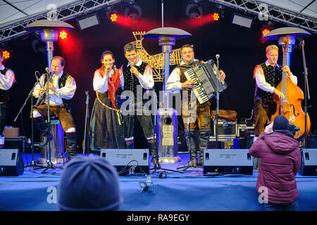 Esecuzione pubblica del tradizionale folclore sloveno musica a Bled. Band sul palco è vestito in abiti folcloristici Foto Stock