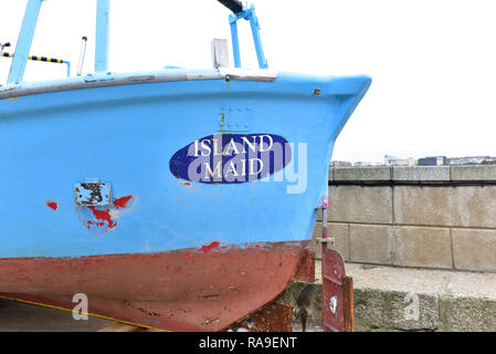 Un primo piano della poppa e il nome dell'isola cameriera una piccola pesca barca di piacere in base a Newquay Harbour Porto di Newquay in Cornovaglia. Foto Stock