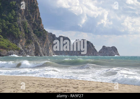 La splendida baia di Cleopatra beach in Alanya Turchia , giornata di vento, onde grandi sul mare Foto Stock