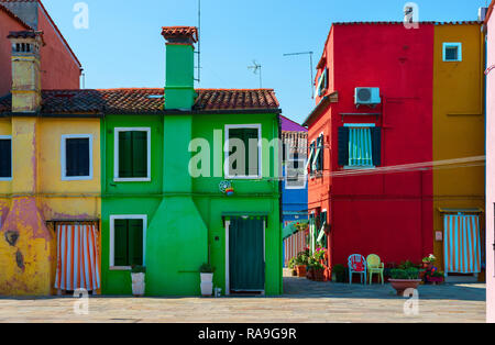 Facciate di case colorate sulla isola di Burano in estate Foto Stock