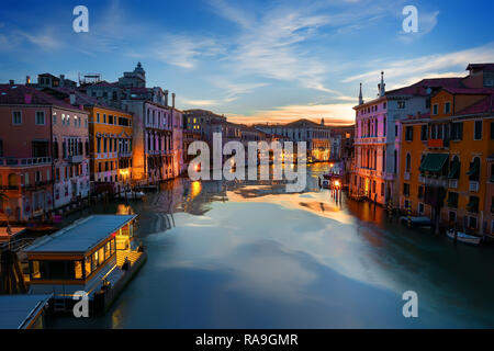 Fermata del Vaporetto a Venezia all'alba, Italia Foto Stock