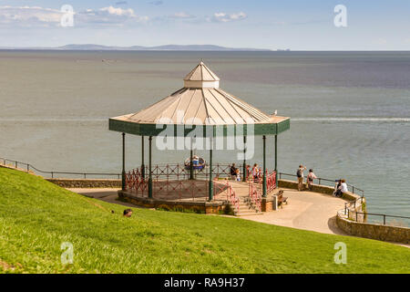 TENBY, Pembrokeshire, Galles - Agosto 2018: Bandstand e persone sulla via costiera in Tenby, West Wales. Foto Stock