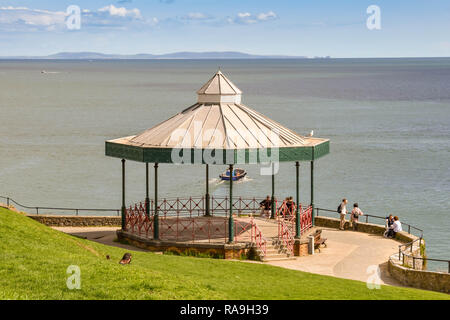 TENBY, Pembrokeshire, Galles - Agosto 2018: Bandstand e persone sulla via costiera in Tenby, West Wales. Foto Stock