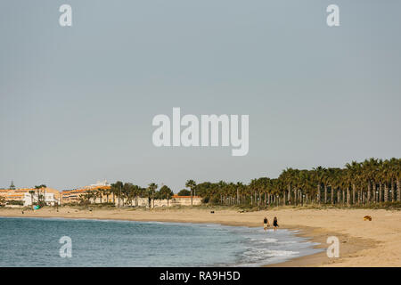 Coppia matura di camminare sulla spiaggia Foto Stock