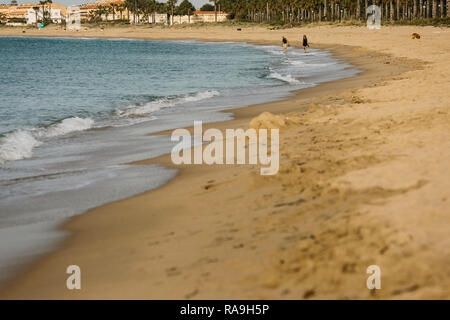 Coppia matura di camminare sulla spiaggia Foto Stock