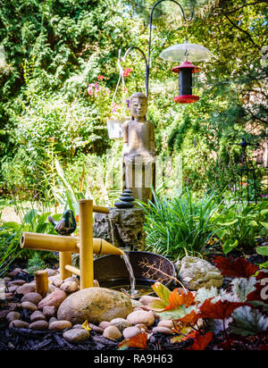 Splendida oriental giardino ornamentale con statua del Buddha e una fontana Foto Stock