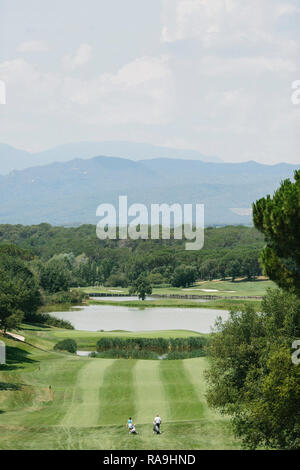 Gli amanti del golf giocare su un golf in Hotel Camiral, Girona, Catalogna. Spagna Foto Stock