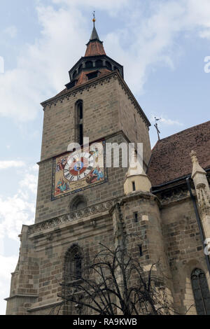 La torre dell'orologio della Chiesa Nera in Brasov centro città in Transilvania, Romania Foto Stock