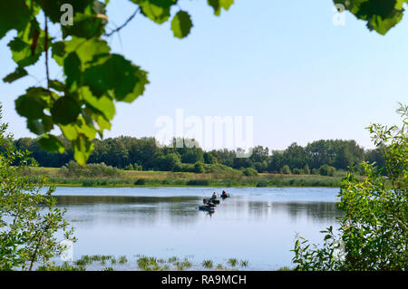 I pescatori sulle barche, tre barche in mezzo al lago Foto Stock