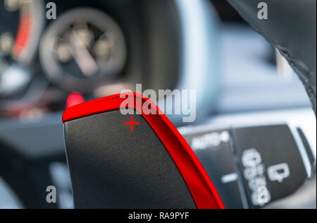 Manuale cambiando marcia stick su un auto del volante, auto dettagli interni Foto Stock