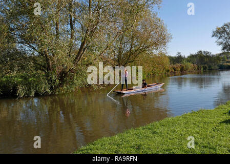 Punting sul fiume Cam fra Cambridge e Grantchester Foto Stock