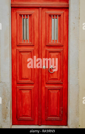 Dettaglio dell'architettura portoghese a Lisbona: vecchia tradizione coloratissima casa porta in Lisbona Lisboa Portogallo. Foto Stock