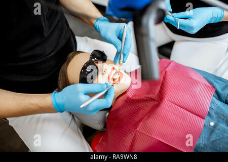 Close-up di un volto di donna durante la professional esame dentale Foto Stock