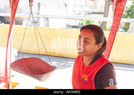 Caracas Venezuela 21/01/2012.Donna smilling vende frutta e verdura in strada del mercato di Ponte Guanabano in La Baralt Aveneu. Foto Stock