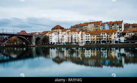 La riflessione di edificio nel distretto di quaresima sul fiume Drava a Maribor, Slovenia Foto Stock