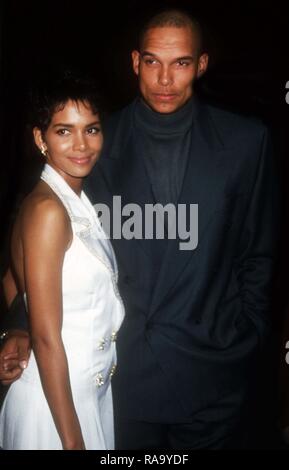 Halle Berry e il marito David Giustizia 1994 foto da John Barrett/il PHOTOlink Foto Stock