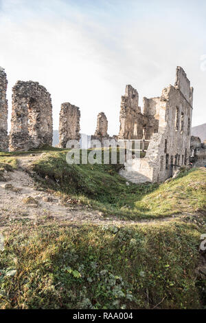 Rovine di Povazsky hrad castello sopra Povazska Bystrica città in Slovacchia durante la bella giornata autunnale con cielo blu Foto Stock