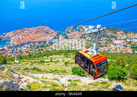 Vista panoramica della città di Dubrovnik con cavo di modo, Croazia Foto Stock