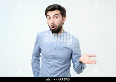 Lo spagnolo arrabbiato e scontente uomo a diffondere la sua mano e chiedere che cosa si intende per Foto Stock