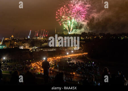 Hogmanay di Edimburgo processione aux flambeaux Foto Stock