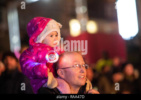 Bairns sopra le famiglie e i giovani celebrata Hogmanay inizio nei giardini di Princes Street a Edimburgo di Hogmanay Bairns sopra. Massaoke, il live Foto Stock