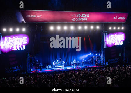 Bairns sopra le famiglie e i giovani celebrata Hogmanay inizio nei giardini di Princes Street a Edimburgo di Hogmanay Bairns sopra. Massaoke, il live Foto Stock