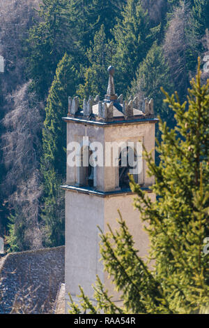 La chiesa parrocchiale con campanile e croce su di esso in Castello, piccola città nel comune di Pellizzano, Trento, Trentino, Italia Foto Stock