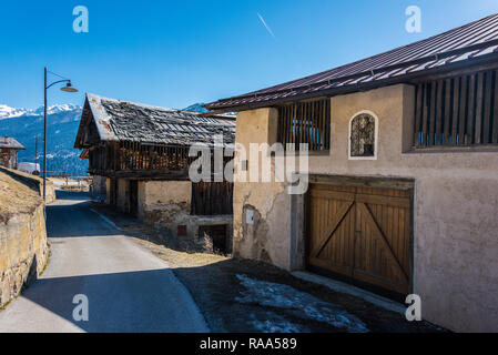 Vecchio italiano casa di montagna. Realizzato in legno e pietre in Castello, piccola città, il comune di Pellizzano, in provincia di Trento, Regione Trentino, Italia Foto Stock