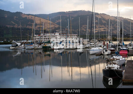 Varie dimensioni private montante a vela yacht, navi e barche ormeggiate al floating molo in legno nella Hood River Bay sul fiume Columbia con reflec Foto Stock