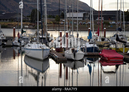 Varie dimensioni private montante a vela yacht, navi e barche ormeggiate al floating molo in legno nella Hood River Bay sul fiume Columbia con reflec Foto Stock