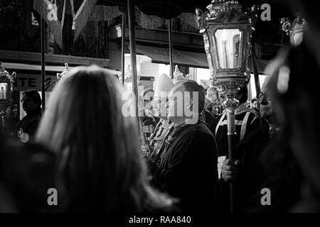 Braga, Portogallo - Aprile 1, 2010: il vescovo cattolico in Holly settimana processione di Ecce Homo (ISO alto foto) Foto Stock