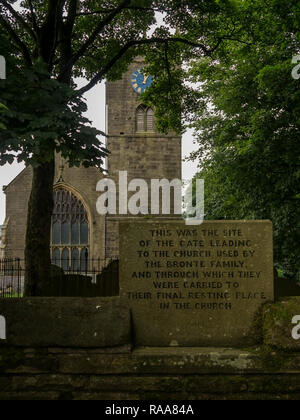 Il gateway alla chiesa utilizzato da Bronte famiglia. Foto Stock