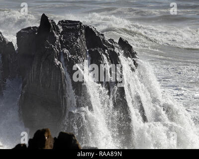 Sao Paio piccolo capo dopo aver duramente colpiti dalle onde tempestose. A nord della costa portoghese durante l'inverno. Foto Stock