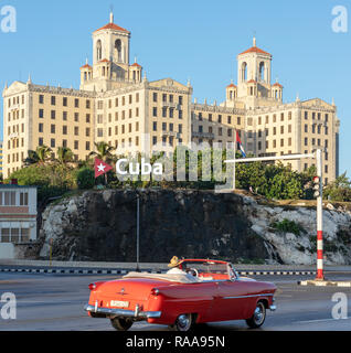 Hotel Nacional, Cuba segno, e classic car dal Malecon Foto Stock