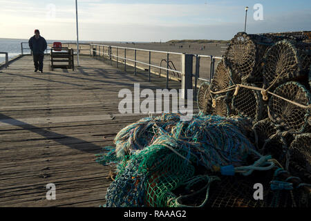 Gabbie di pesca per i gamberi sul porto a Aberdovey (Aberdyfi) in Gwynedd,Galles,UK Foto Stock